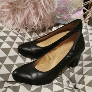 Naturalizer black plumps